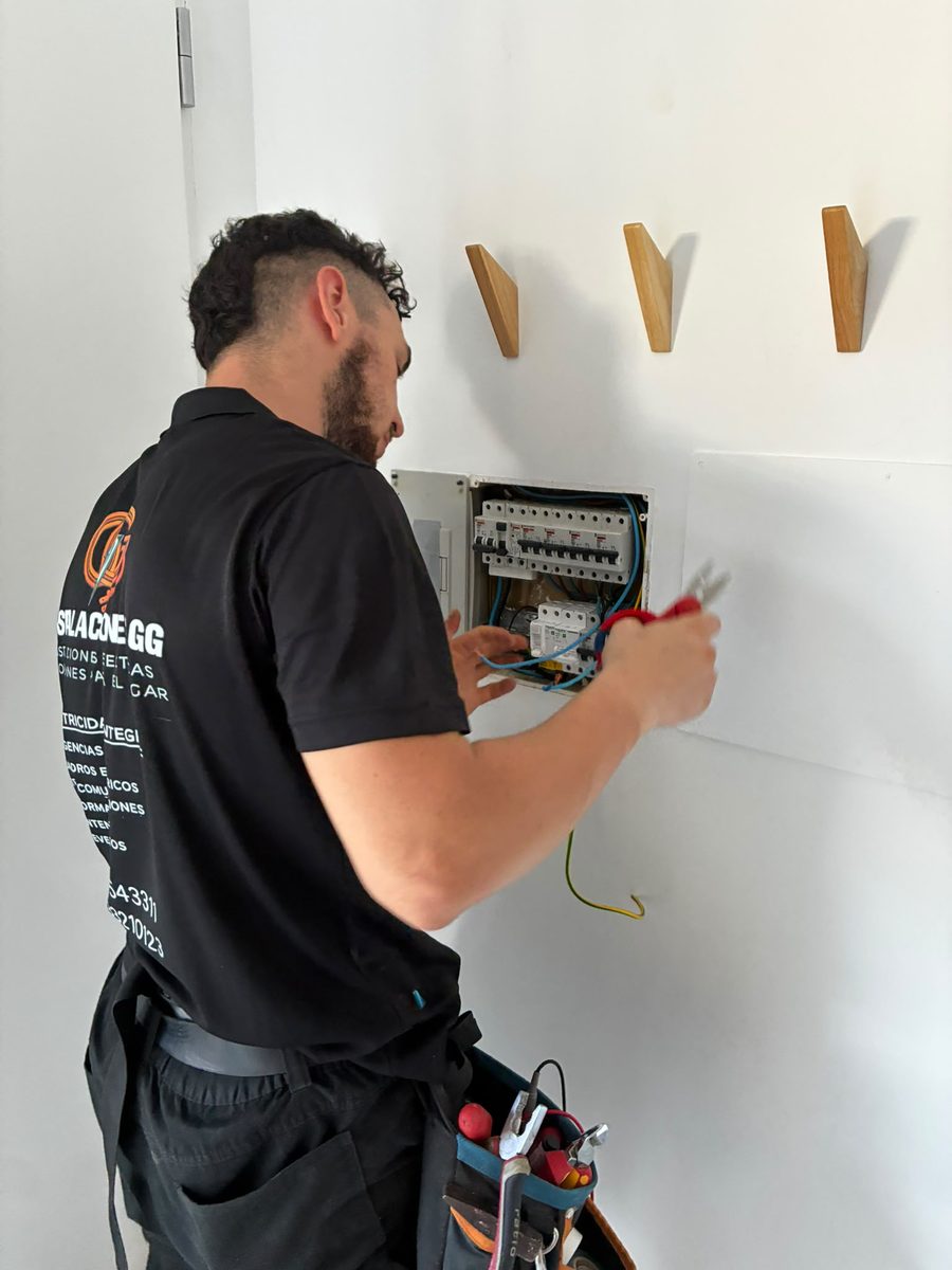 Electricista de Instalaciones GG trabajando en un cuadro eléctrico